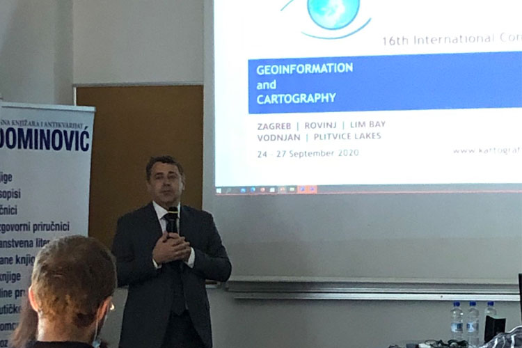 Slika /slike/Vijesti/Kartografija i geoinformacije/Glavni ravnatelj drzi govor.jpg